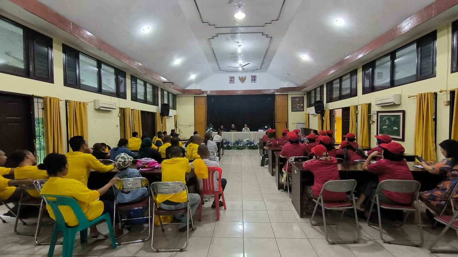 Menggunakan Paspor Pelancong 120 Orang Warga Negara Indonesia Yang Berstatus Sebagai Pekerja Migran Indonesia (PMI) Dipulangkan.