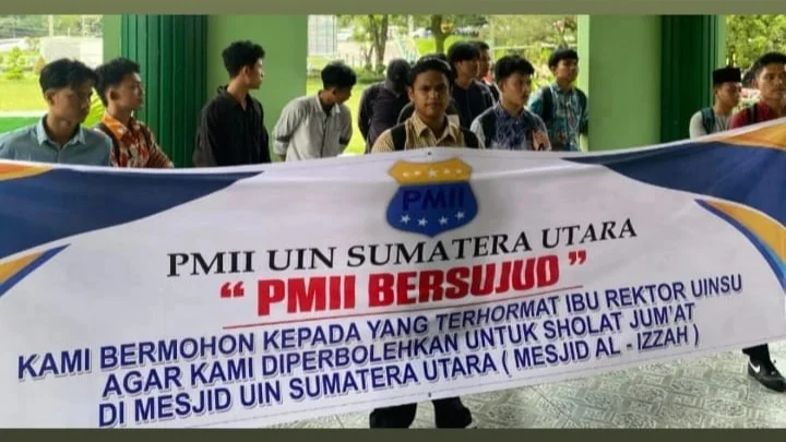 PMII UIN Sumatera Utara Bersujud agar diperbolehkan sholat Jumat