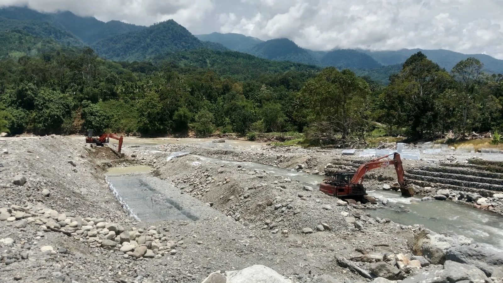 Proyek Bronjong PT .HK di Kuta cane di duga mengunakan material ilegal 