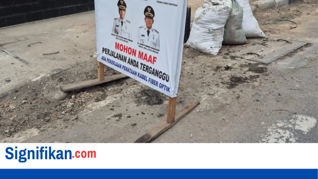 PROYEK FIBER OPTIK MEDAN DIDUGA GELAP INFORMASI, TROTOAR DIBONGKAR TANPA PAPAN PROYEK, PEMKO MEDAN DIPERTANYAKAN